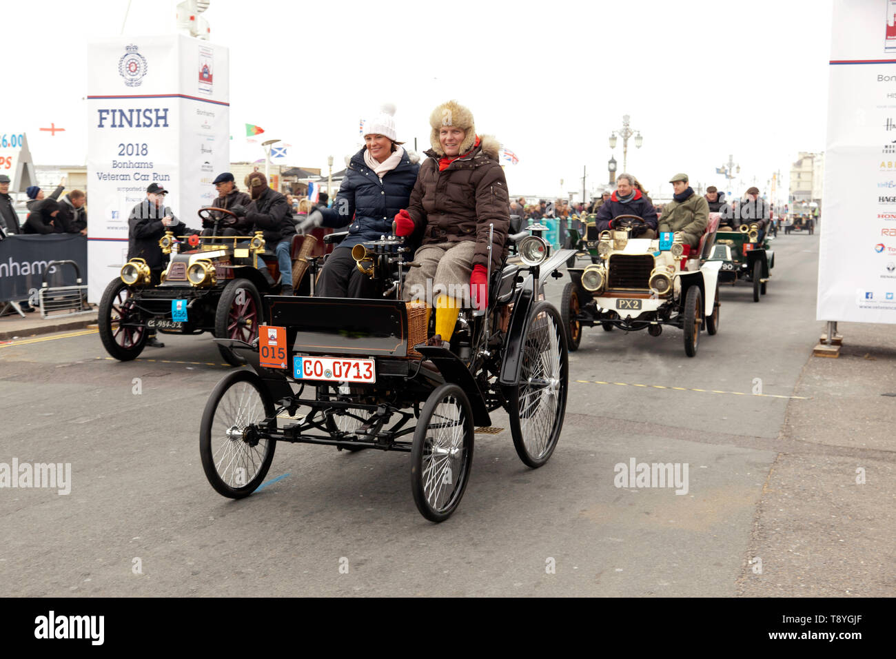 Herr Peter Martin fährt sein 1898 Benz, über die Ziellinie am Ende der London 2018 nach Brighton Veteran Car Run Stockfoto
