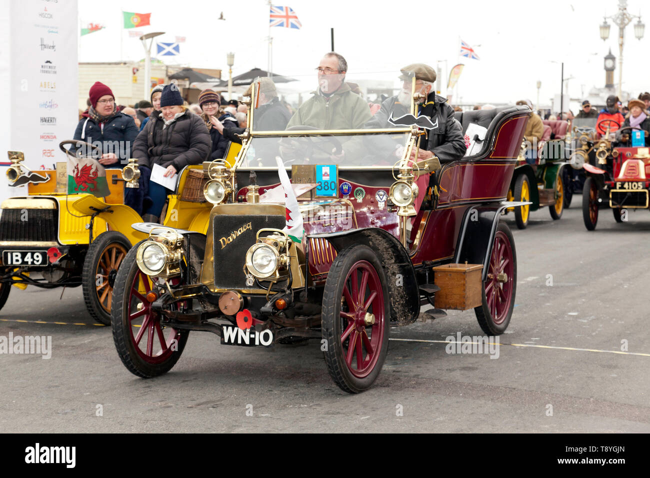 Herr Johnny Thomas D.L. Fahren seines 1904 Darracq, über die Ziellinie der London 2018 nach Brighton Veteran Car Run Stockfoto