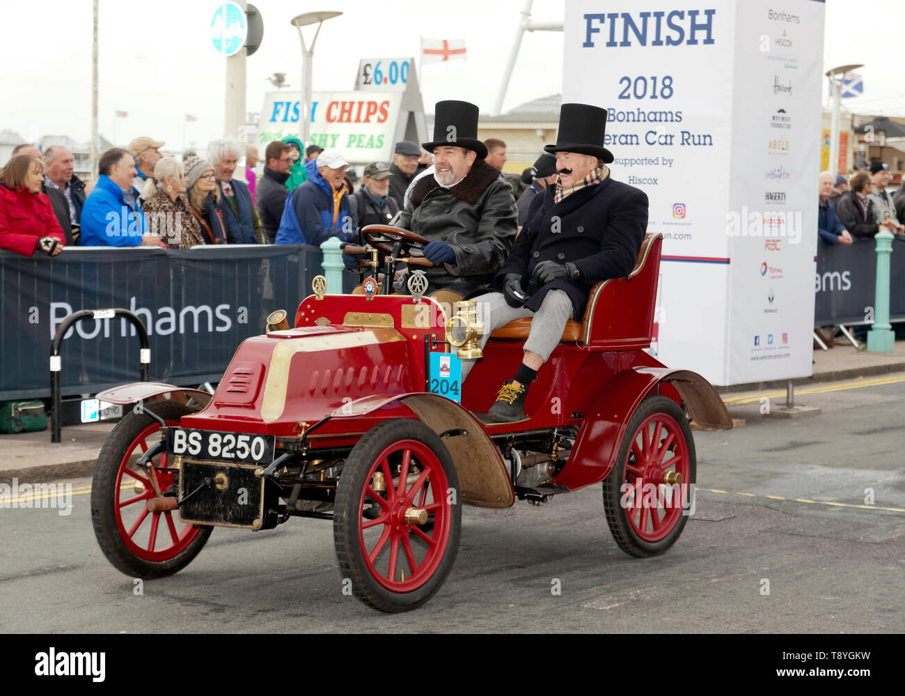 Herr Christopher Atkinson, fahren seine Kastanienbraunen, 1903, De Dion Bouton, über die Ziellinie, auf Madeira Drive, am Ende der London 2018 nach Brighton Veteran Car Run Stockfoto