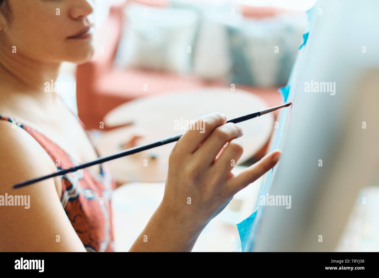 Junge Frau als Maler zu Hause für Kunst Kreativität Stockfoto