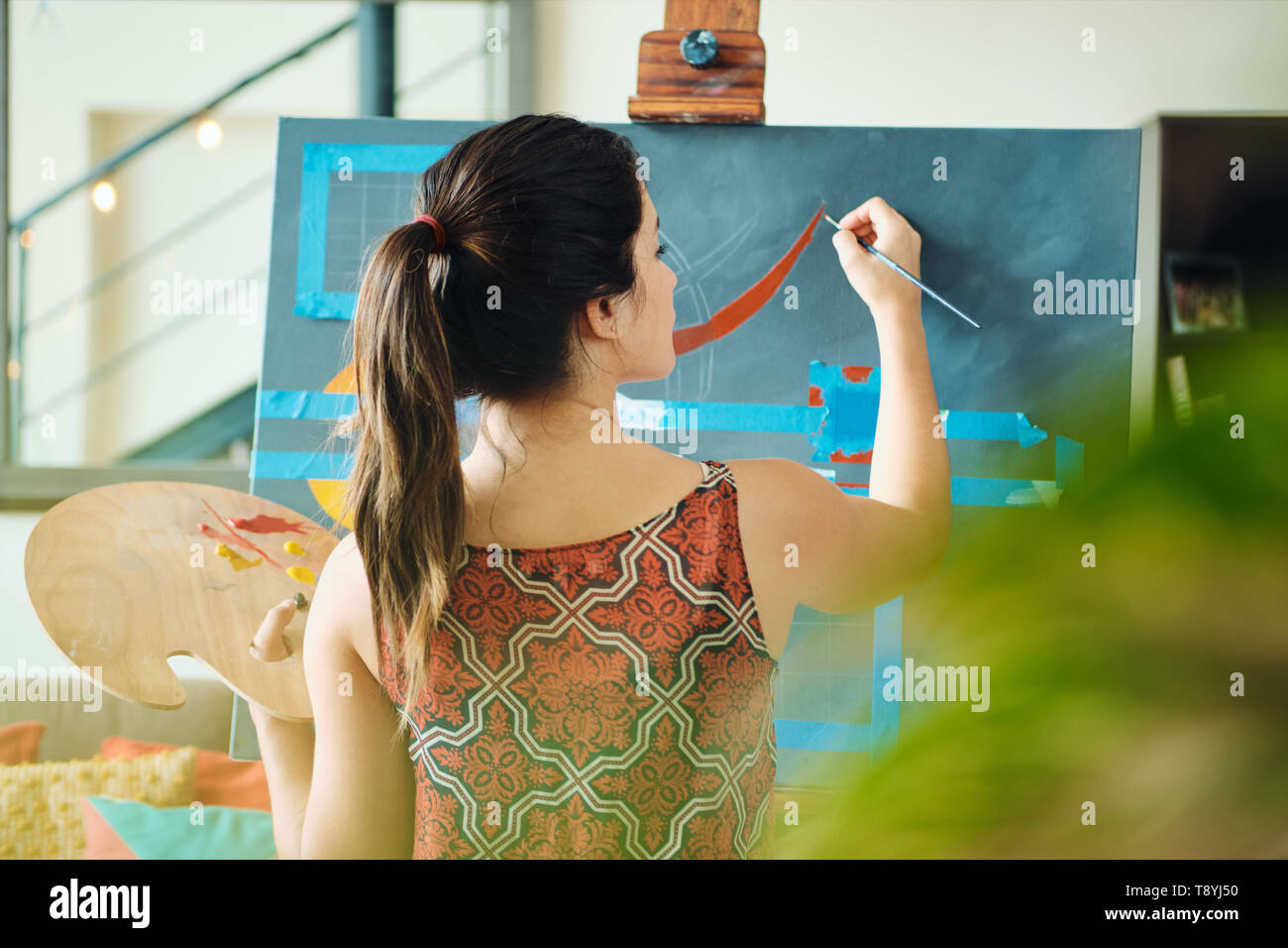 Junge Frau als Maler zu Hause für Kunst Kreativität Stockfoto