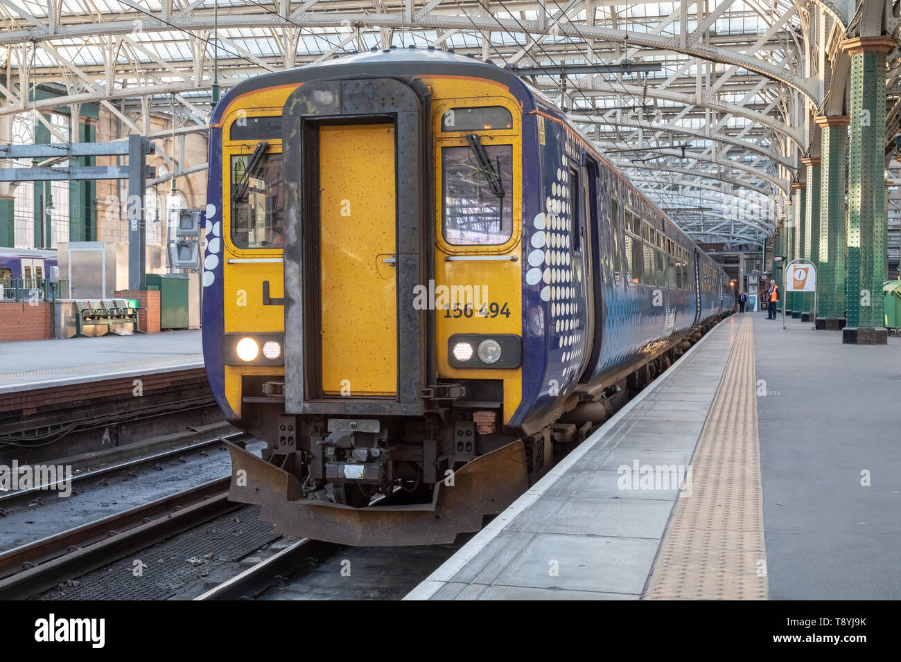 Ein scotrail Klasse 156 Diesel Multiple Unit Train sitzt am Bahnsteig 10 von Glasgow Central Station. Stockfoto