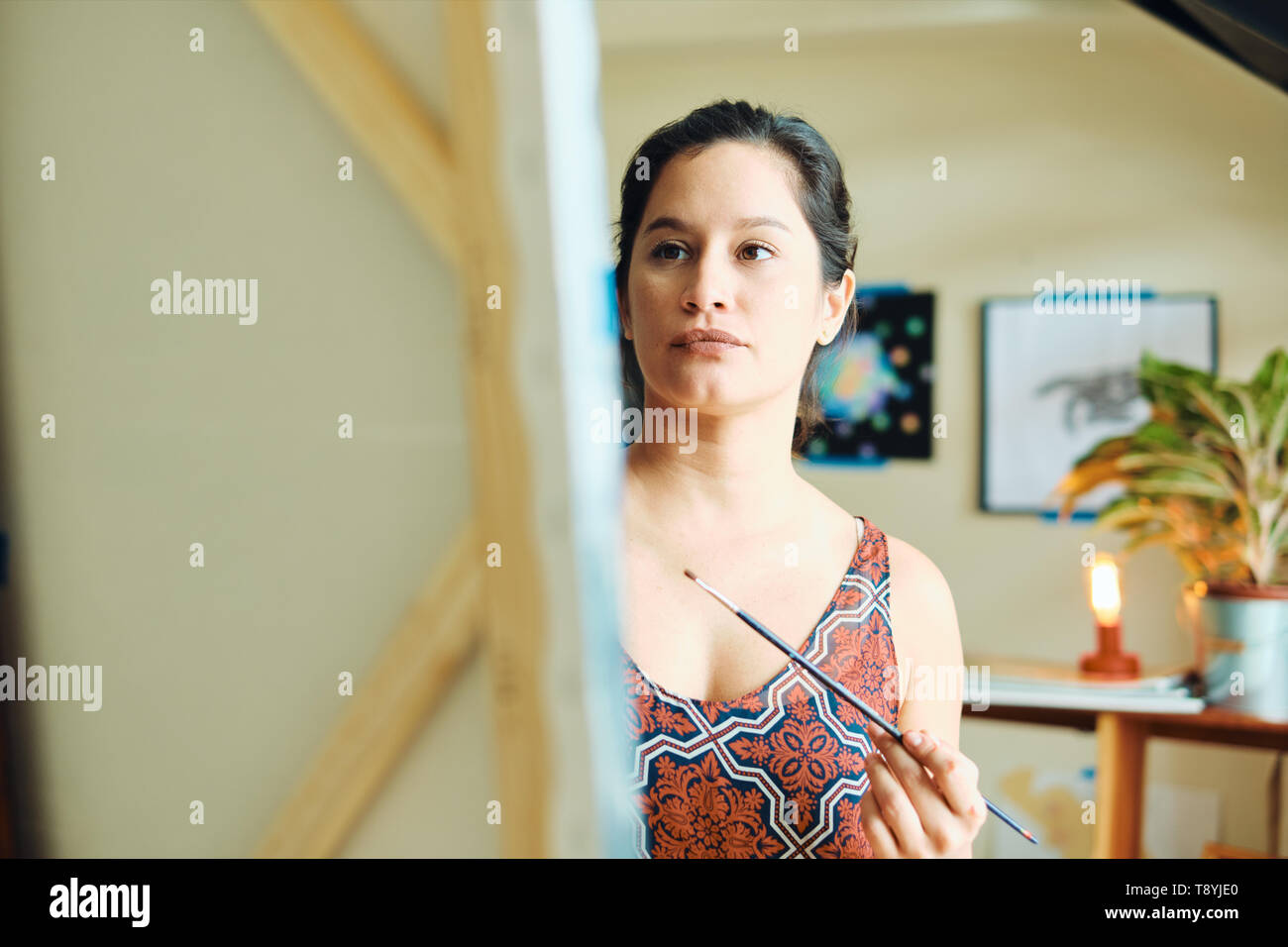 Junge Frau als Maler zu Hause für Kunst Kreativität Stockfoto