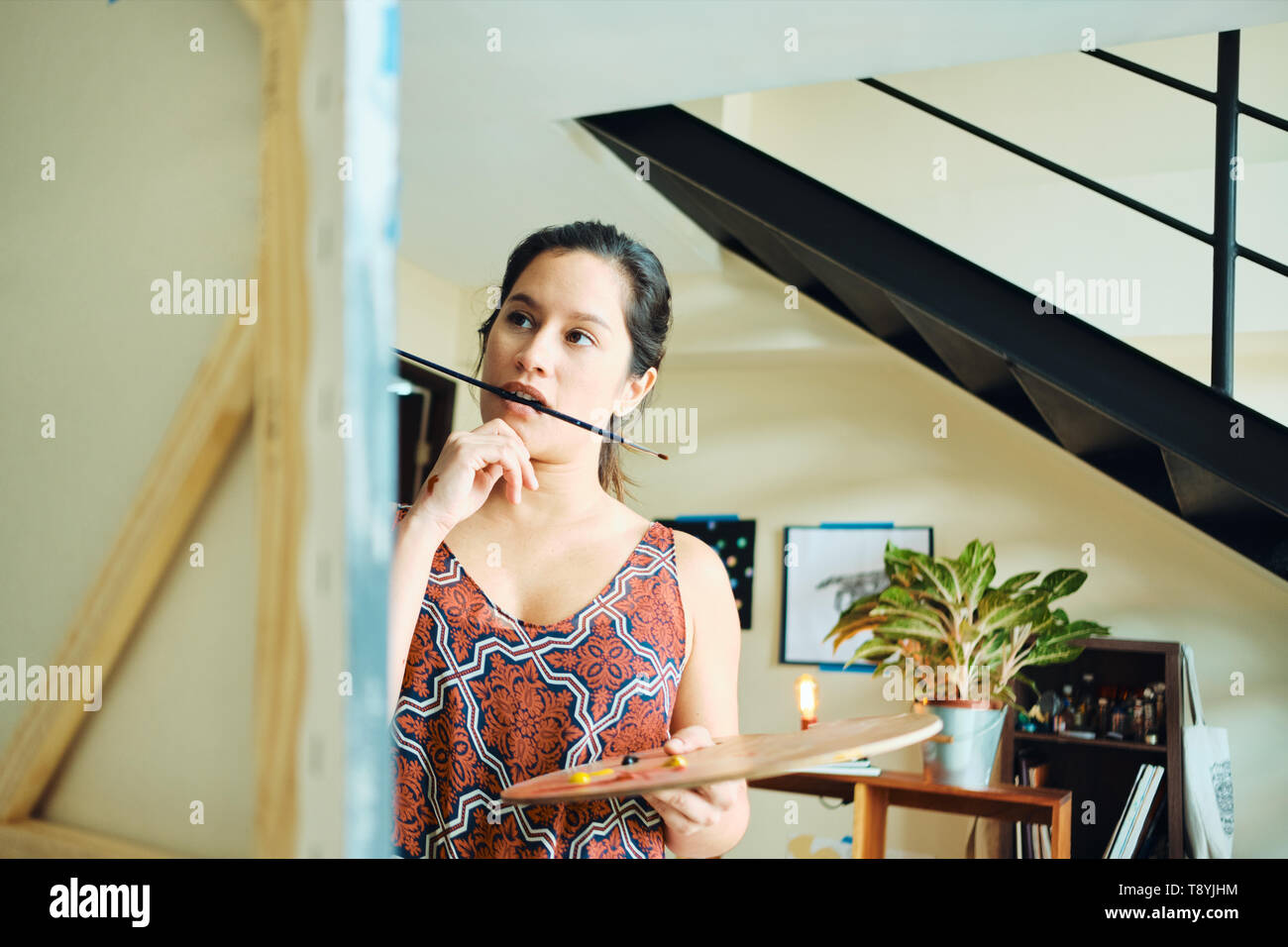 Junge Frau als Maler zu Hause für Kunst Kreativität Stockfoto