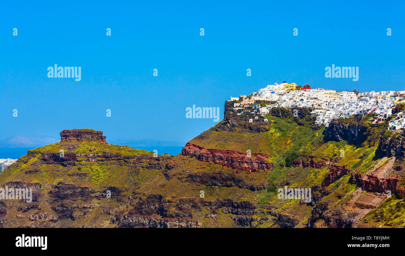 Breites panorama Banner der Insel Santorini, Griechenland. Stadt Dorf Imerovigli und Skaros Felsen Stockfoto