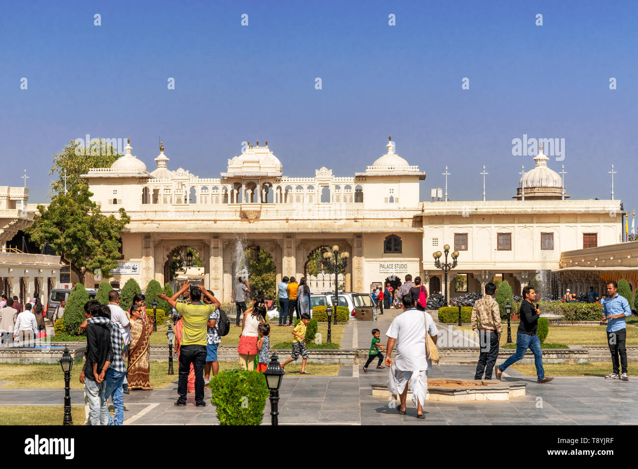 Udaipur, Indien - 12 Nov, 2019: Touristen, die City Palace Complex in Udaipur, Rajasthan, Indien. Stockfoto
