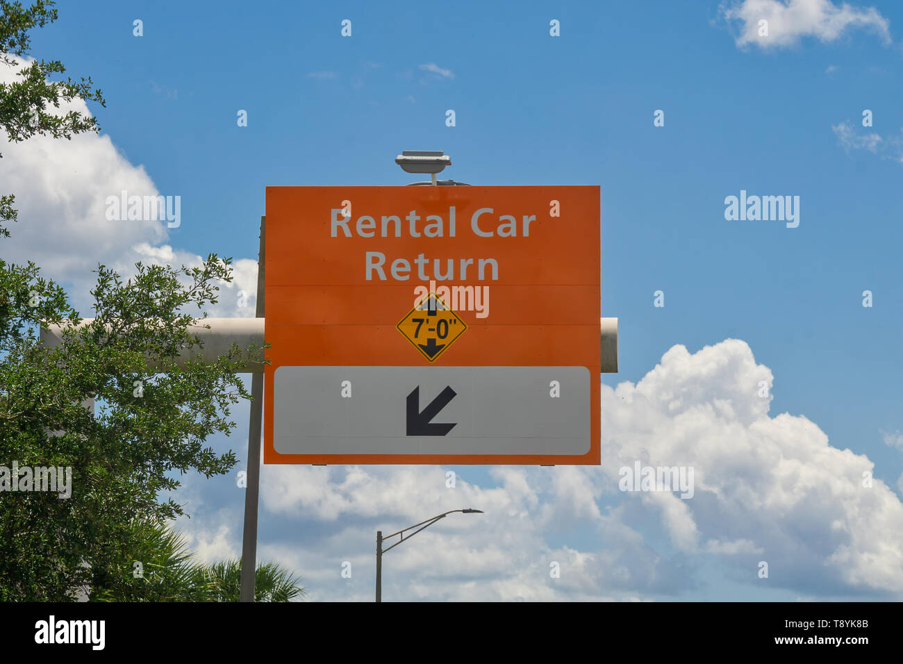 ORLANDO, USA. 8. MAI 2019: Overhead Hinweisschilder am Orlando Airport gefunden. Stockfoto