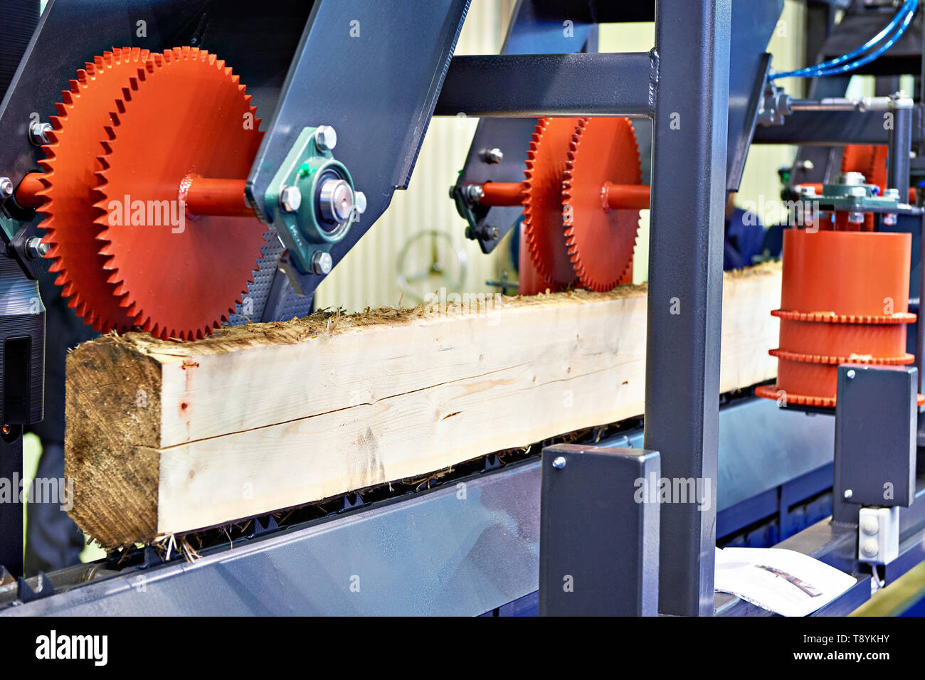 Zwei - Welle logging Maschine mit planaren Dreschwerk Stockfoto