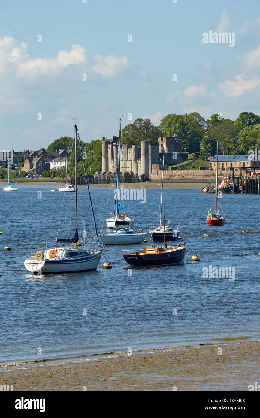 Yachten bei moorings auf den Fluss Medway in Lower Upnor, Kent, Großbritannien. Übersicht Upnor Burg in der Ferne. Stockfoto