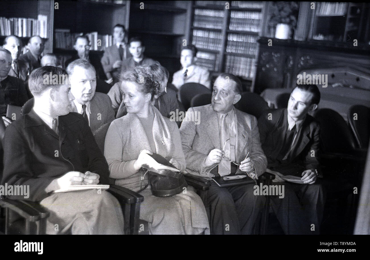 1950er Jahre, historische Bild Personen innerhalb der Teilnahme an einer Sitzung des Rates der Stadt sitzen, England, UK. Stockfoto