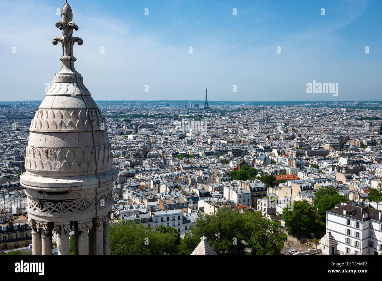 Blick auf die Skyline der Stadt, mit Eiffelturm in Abstand von der Oberseite der Basilika Sacré-Coeur in Montmartre, Paris, Frankreich Stockfoto