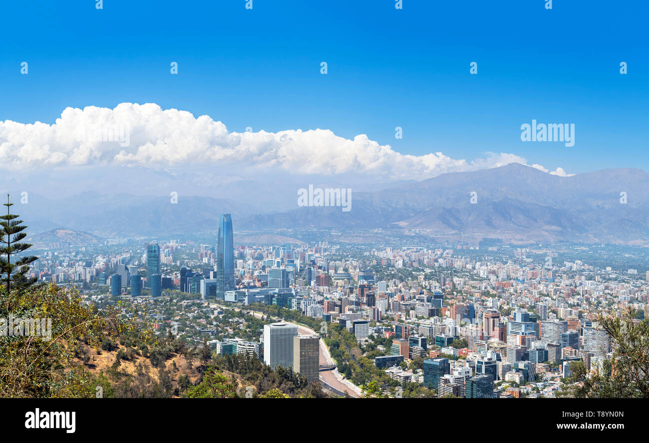 Santiago, Chile. Blick auf die Stadt vom Gipfel des Cerro San Cristóbal (San Cristóbal Hill) mit Blick auf die Anden, Santiago, Chile Stockfoto