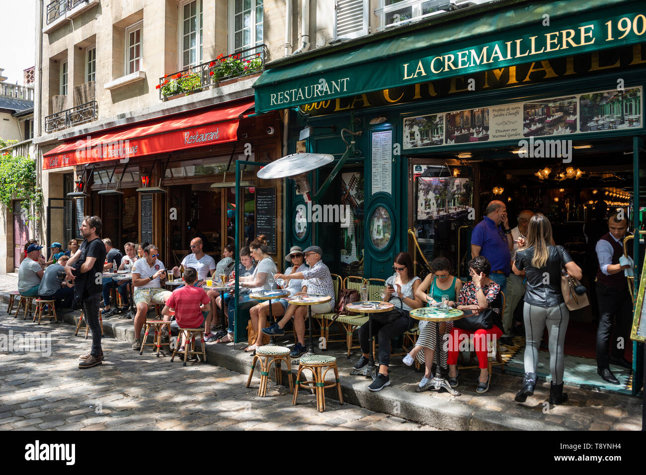 Le Sabot Rouge und La Crémaillère 1900 Café bars auf dem Place du Tertre in Montmartre, Paris, Frankreich Stockfoto
