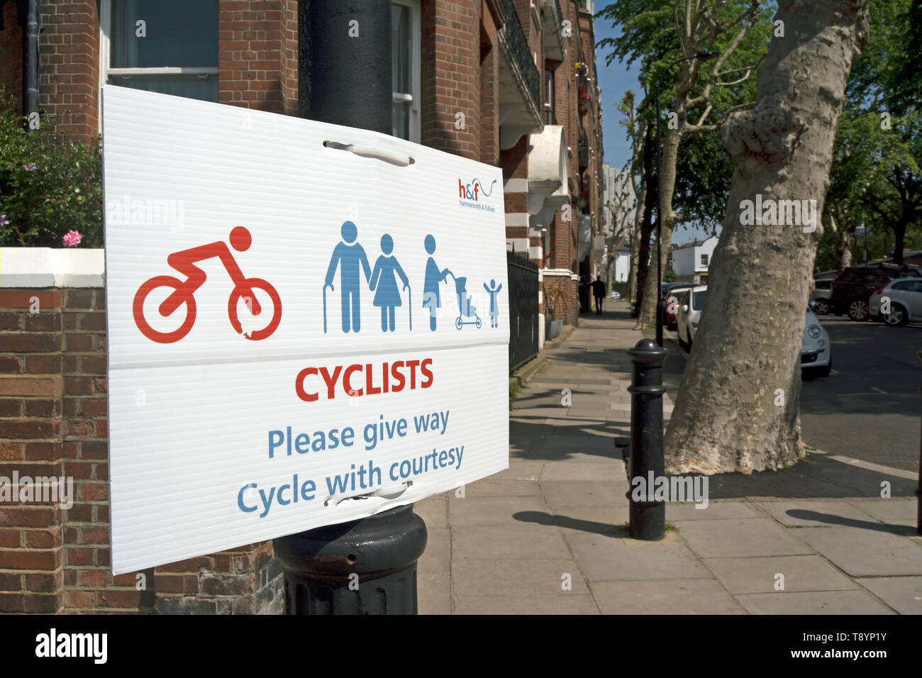 Hammersmith und Fulham und der Rat unterzeichnen auf der Thames Path, Radfahrer und Zyklus mit Höflichkeit, London, England Stockfoto