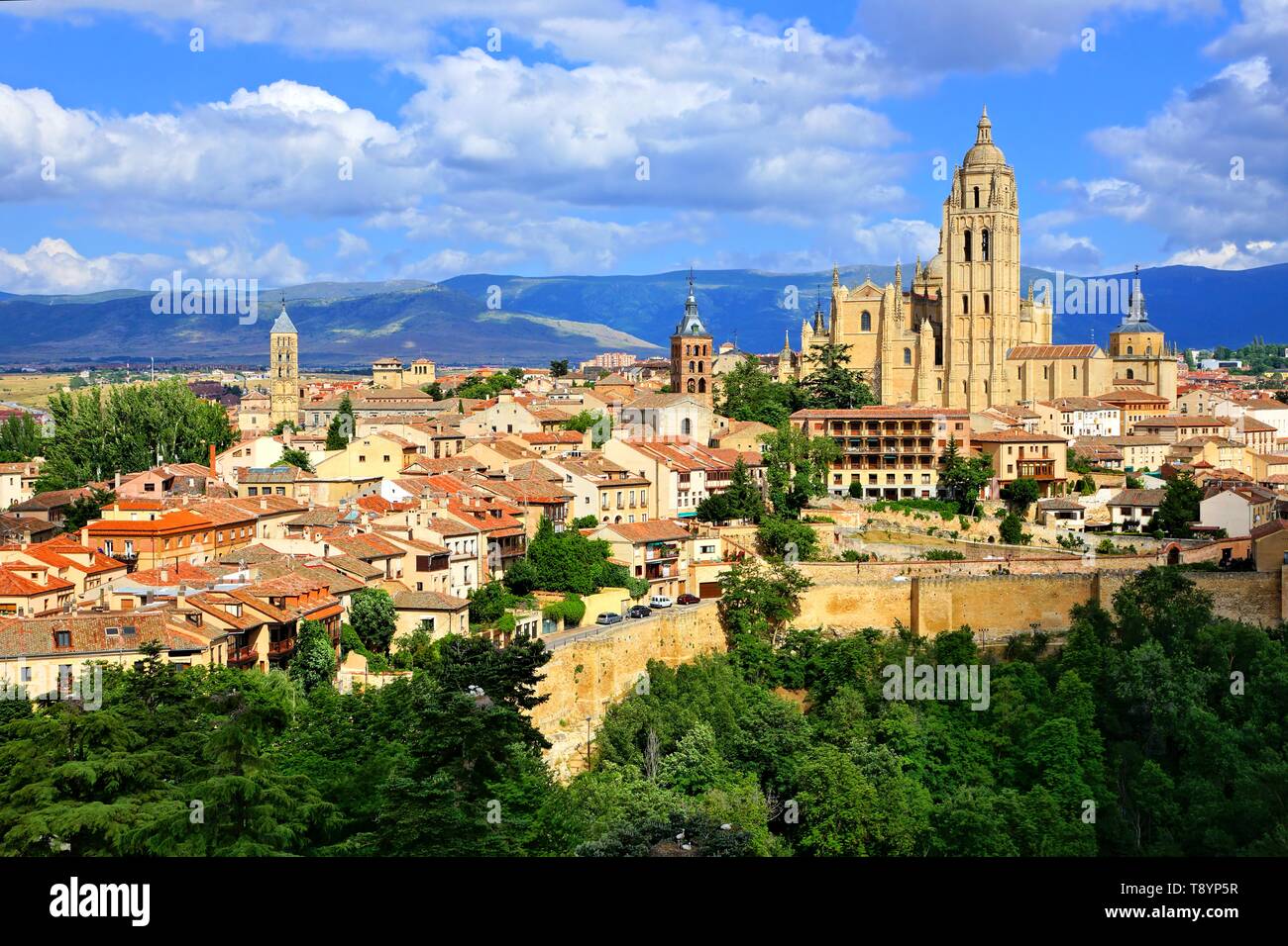 Blick über die Stadt Segovia, Spanien mit seiner Kathedrale und dem mittelalterlichen Mauern Stockfoto
