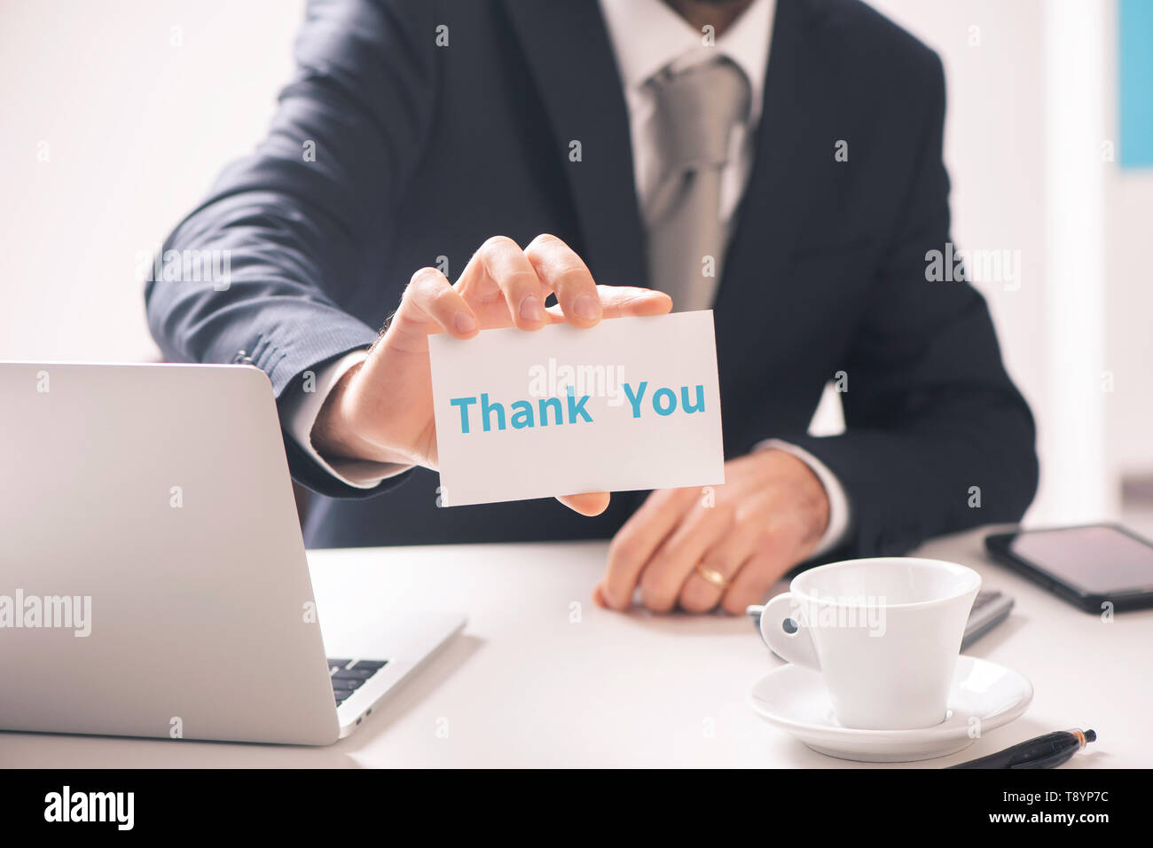 Business Mann mit eine Karte Danke text Close up Stockfoto