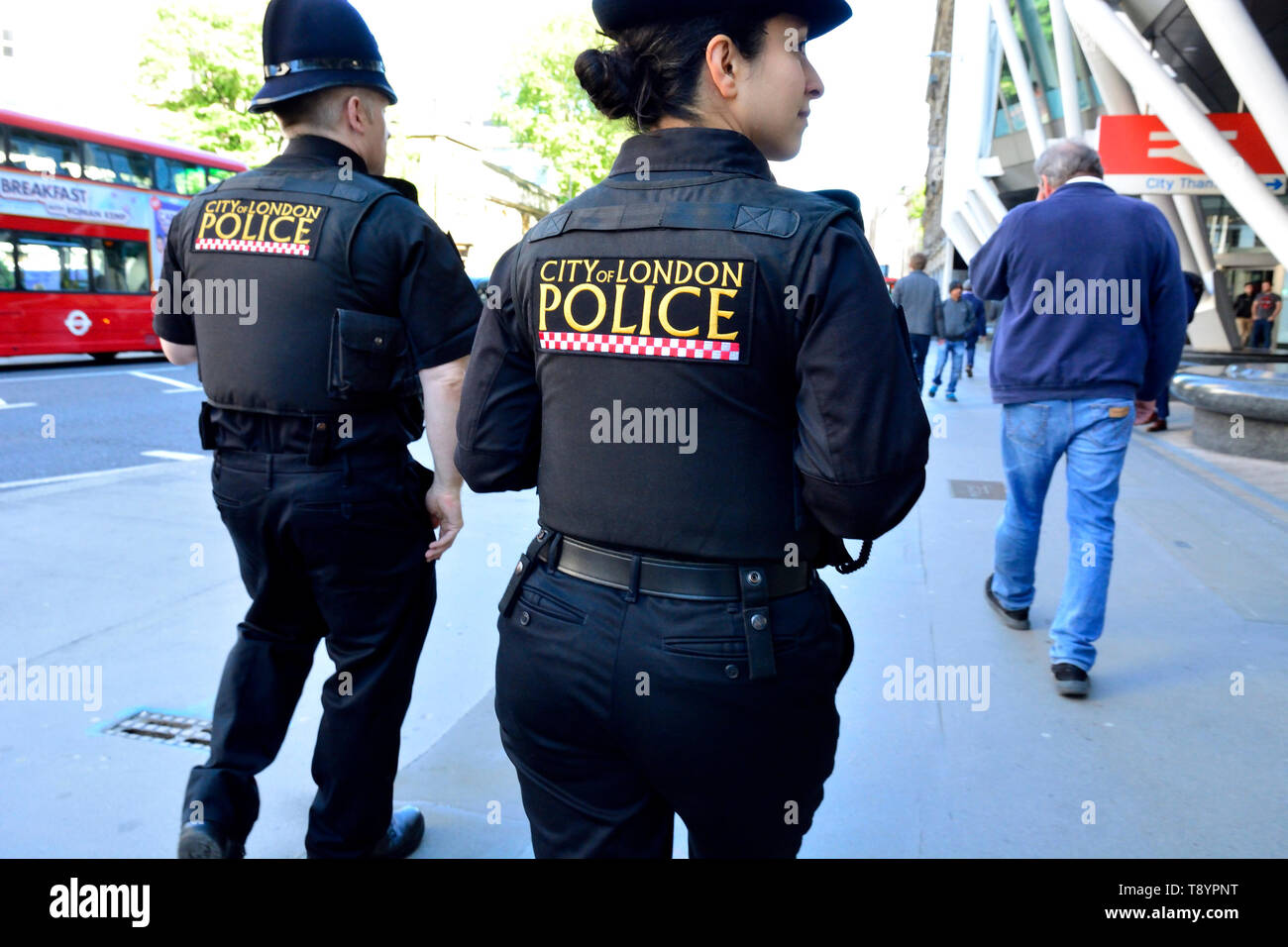 London, England, UK. Zwei Londoner Polizisten auf Streife in Holborn - ein Männchen, ein Weibchen Stockfoto