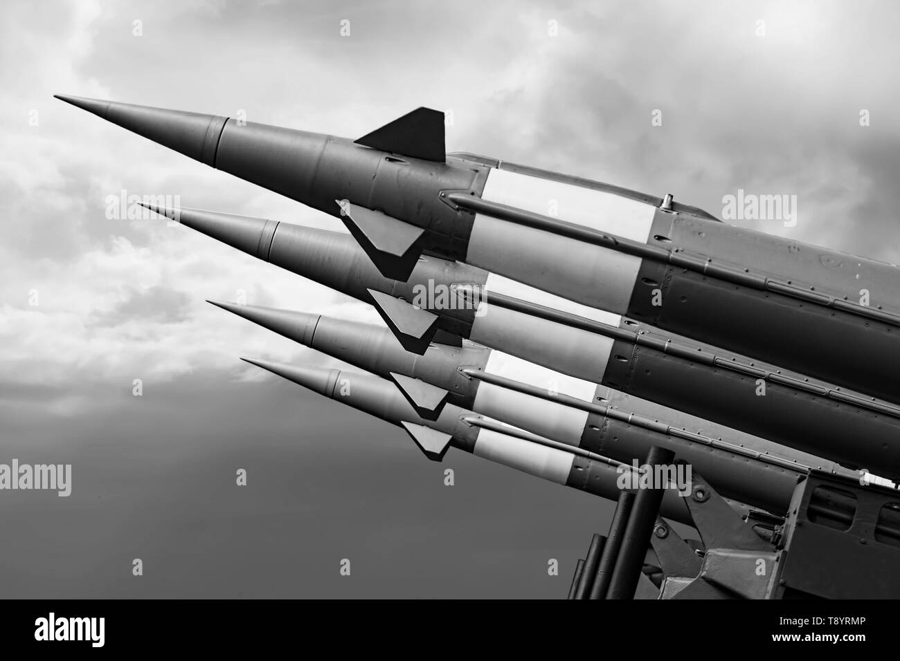 Balistic Raketen Krieg Hintergrund. Raketen mit nuklearen Gefechtskopf am düsteren Himmel gerichtet. Stockfoto