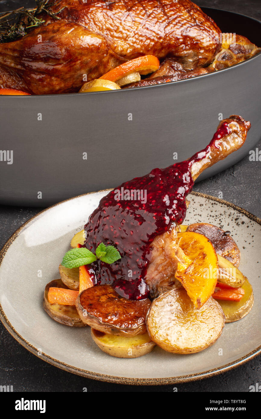 Gebratene Entenkeule mit Wald Fruchtsauce Stockfoto