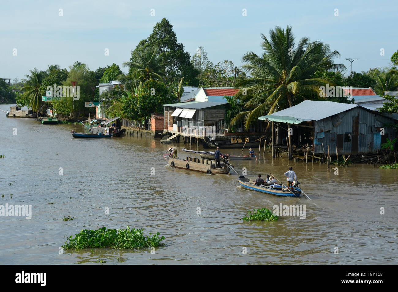 Phong Dien, Vietnam - am 31. Dezember 2017. Boote verlassen den Phong Dien schwimmenden Markt in der Nähe von Tho im Mekong Delta können Stockfoto