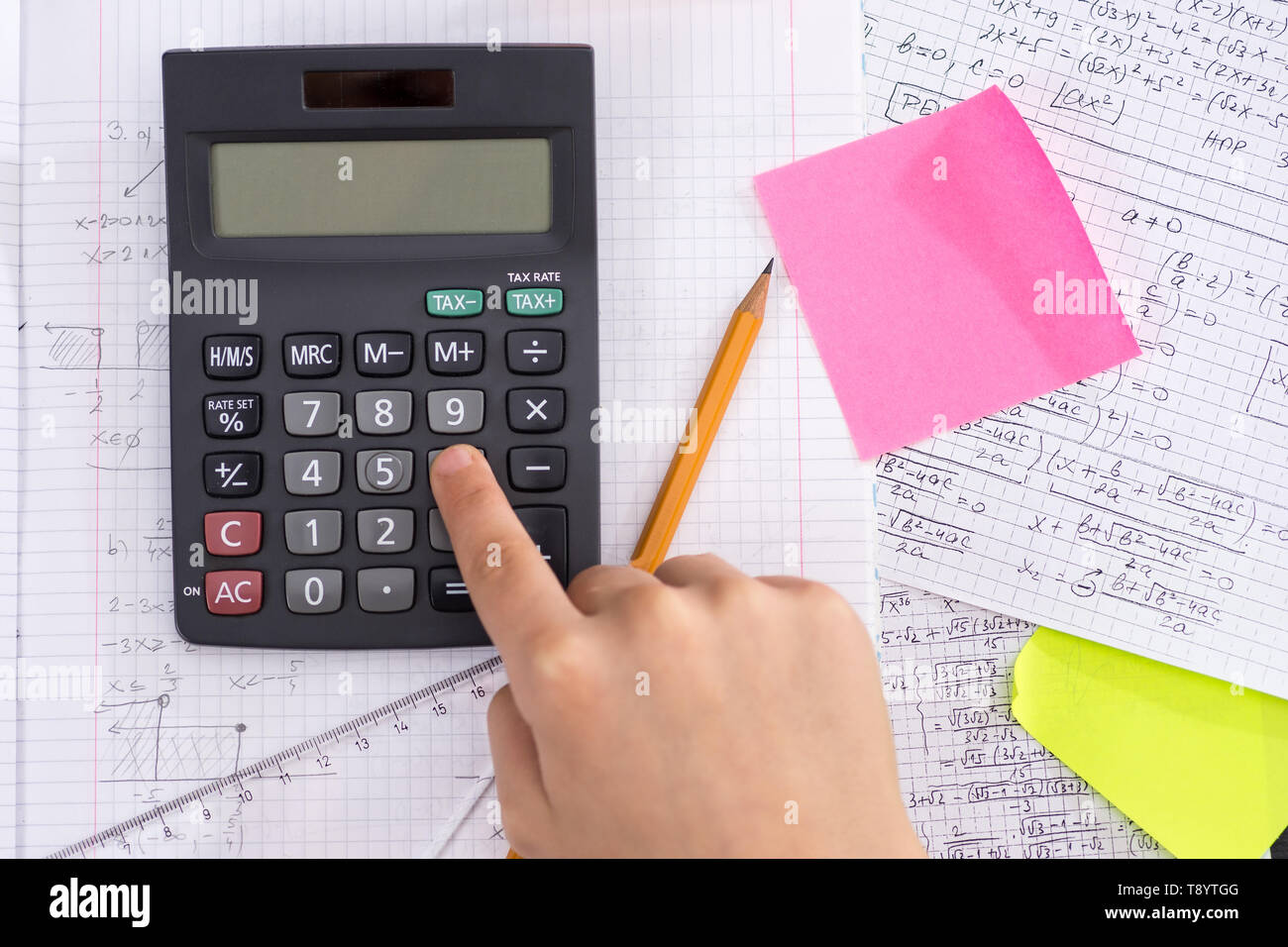 Mit dem Finger auf dem Rechner Taste Während der Mathematischen Lektion. Schule Konzept. Stockfoto