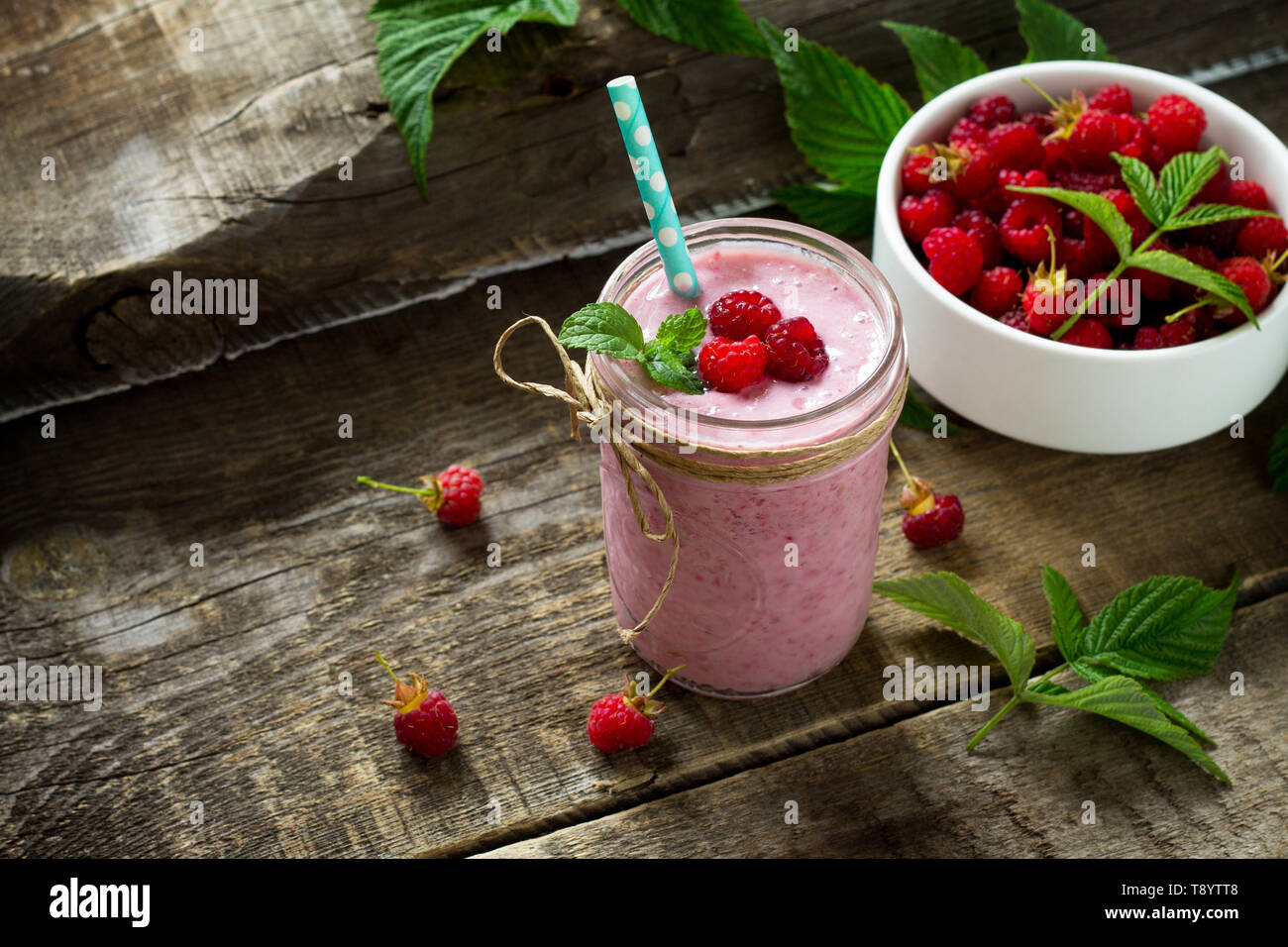 Himbeere Obst Joghurt Smoothie oder Milch Shake in Glas Glas auf Holz ...