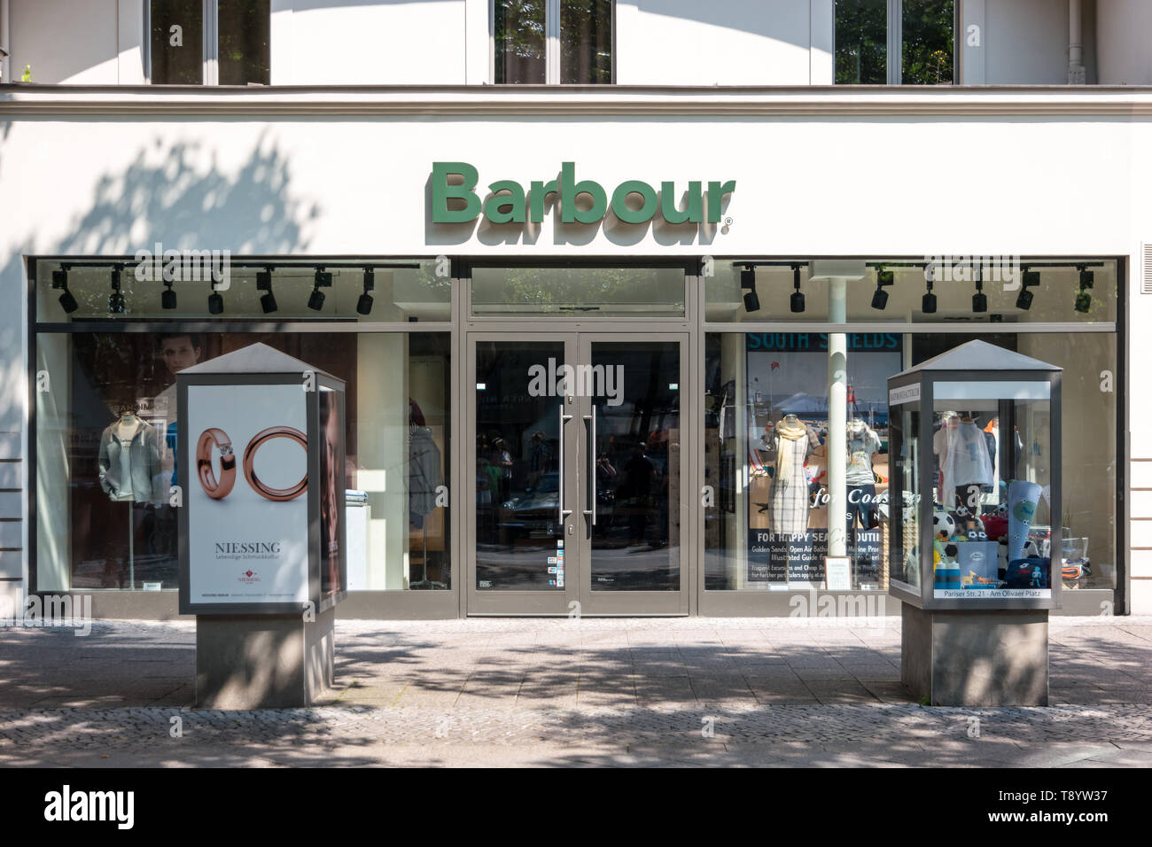 BERLIN - Juni 05, 2016: Barbour Shop. J. Barbour and Sons Ltd. ist eine  britische Luxus und Lifestyle Marke von John barbour im Jahr 1894 gegründet  Stockfotografie - Alamy