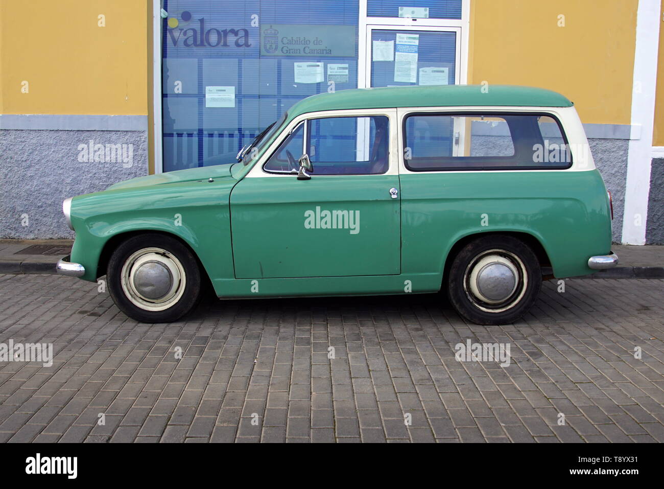 Maspalomas, Gran Canaria, Spanien - 30. Dezember 2018: Hillman Husky an der Seite der Straße geparkt werden. Niemand im Fahrzeug. Stockfoto