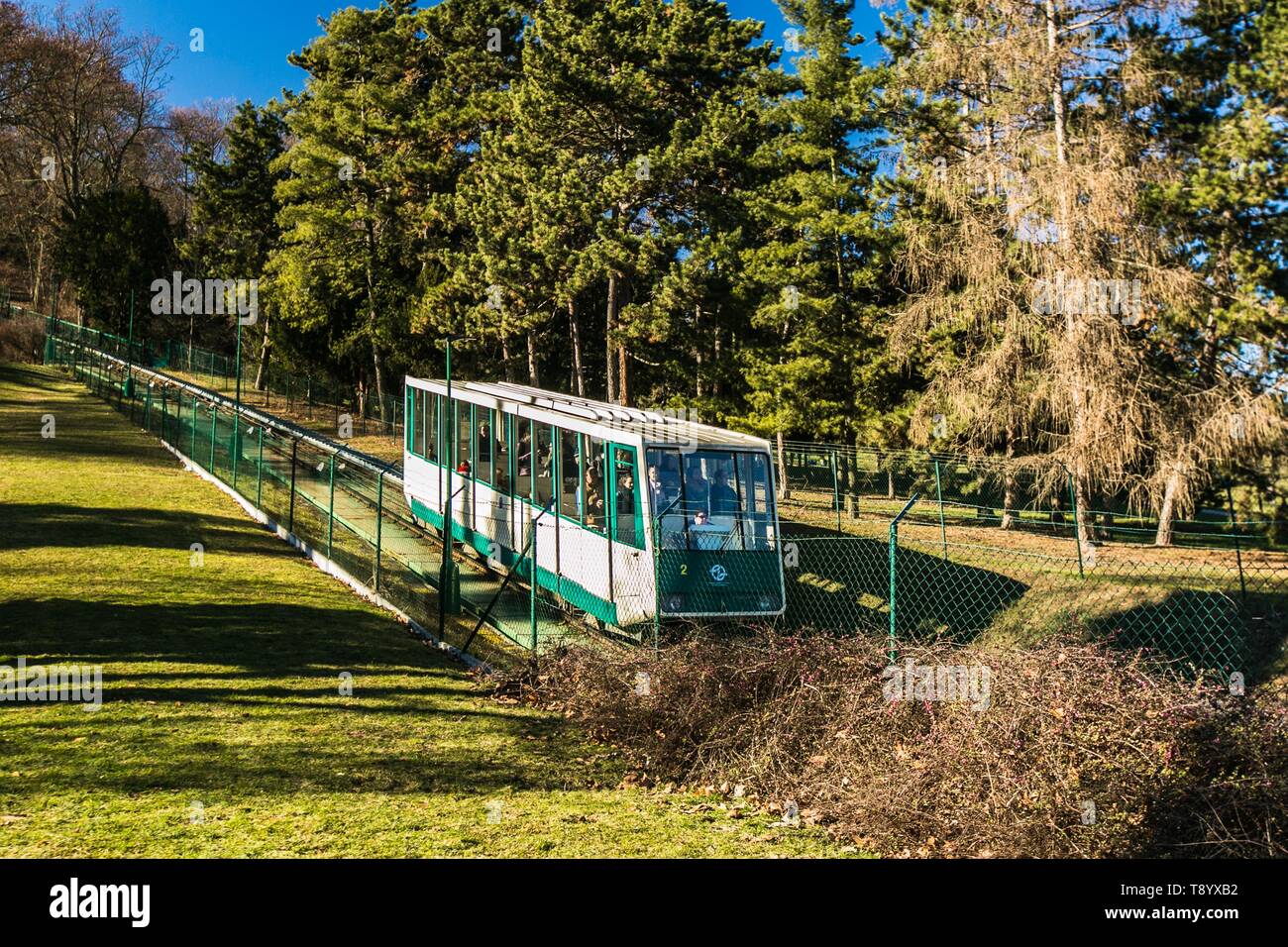 Prag, Tschechische Republik/Europa - 15 Februar 2019: Die standseilbahn mit Menschen im Inneren nach, um den Hauptbahnhof am Fuße des Petrin. Stockfoto