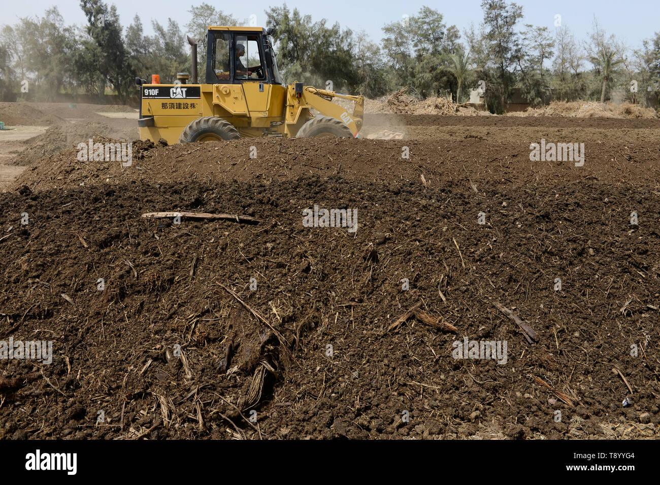 Ägypten, Bilbeis, Sekem Organic Farm, die Vorbereitung von organischem Kompost für Wüste Landwirtschaft/AEGYPTEN, Bilbeis, Sekem Biofarm Herstellung von Kompost für Landwirtschaft in der Wueste Stockfoto