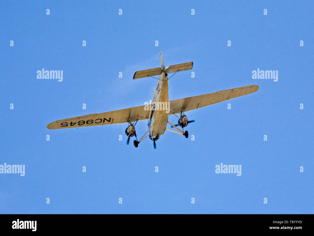 A 1928 Ford Tri-Motor 5-AT-B Flugzeug, durch drei Pratt & Whitney Triebwerken, Fliegen am Flughafen in Bend, Oregon. Stockfoto