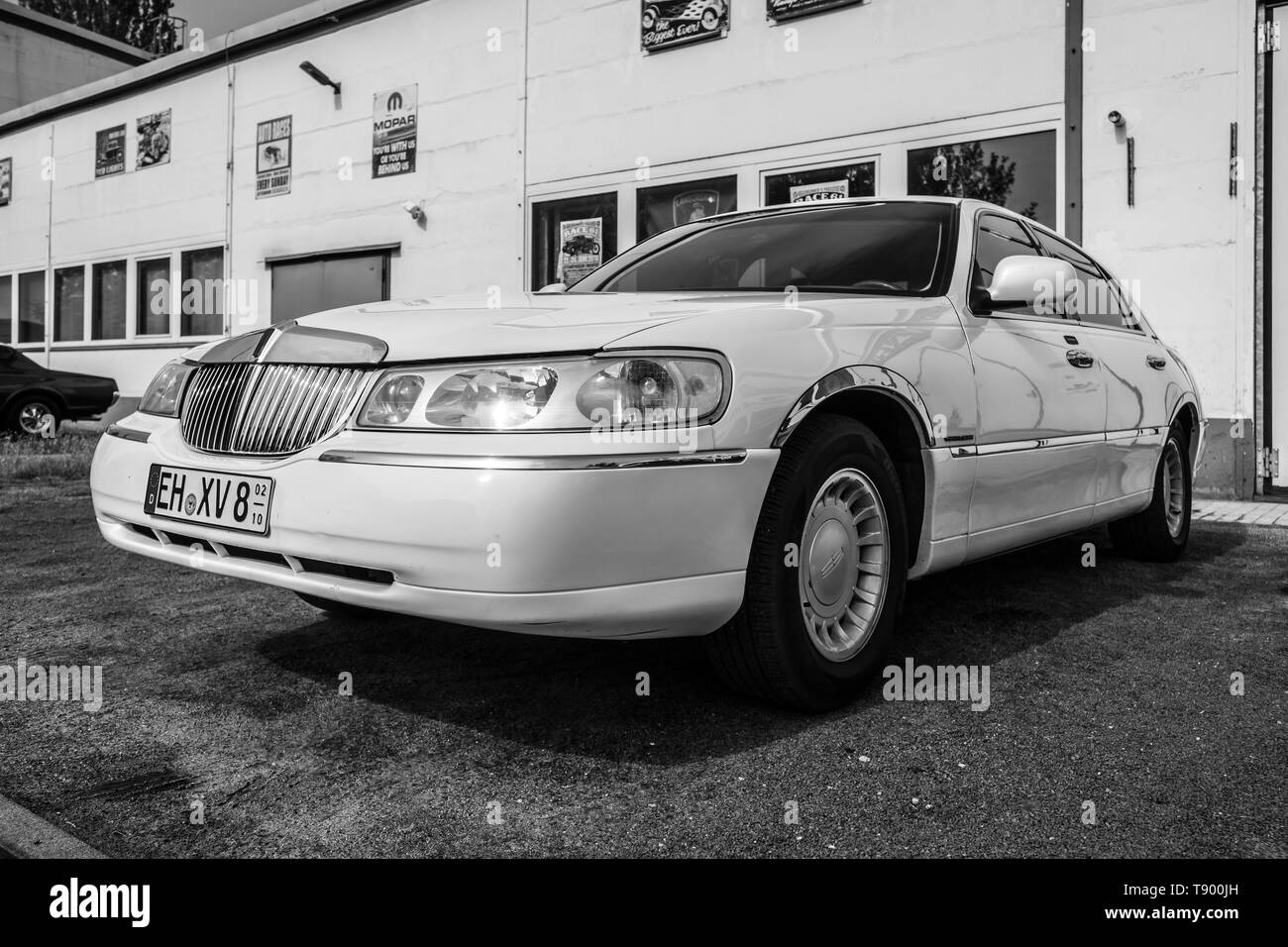 BERLIN, 27. APRIL 2019: Full-size Luxury Car Lincoln Town Car (dritte Generation). Schwarz und Weiß. Stockfoto
