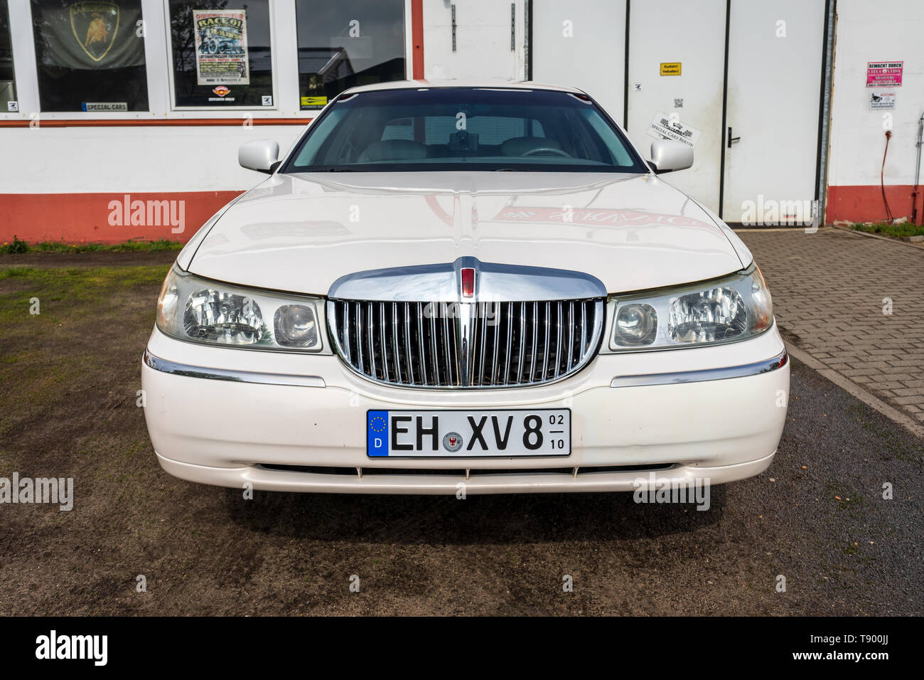 BERLIN, 27. APRIL 2019: Full-size Luxury Car Lincoln Town Car (dritte Generation) Stockfoto
