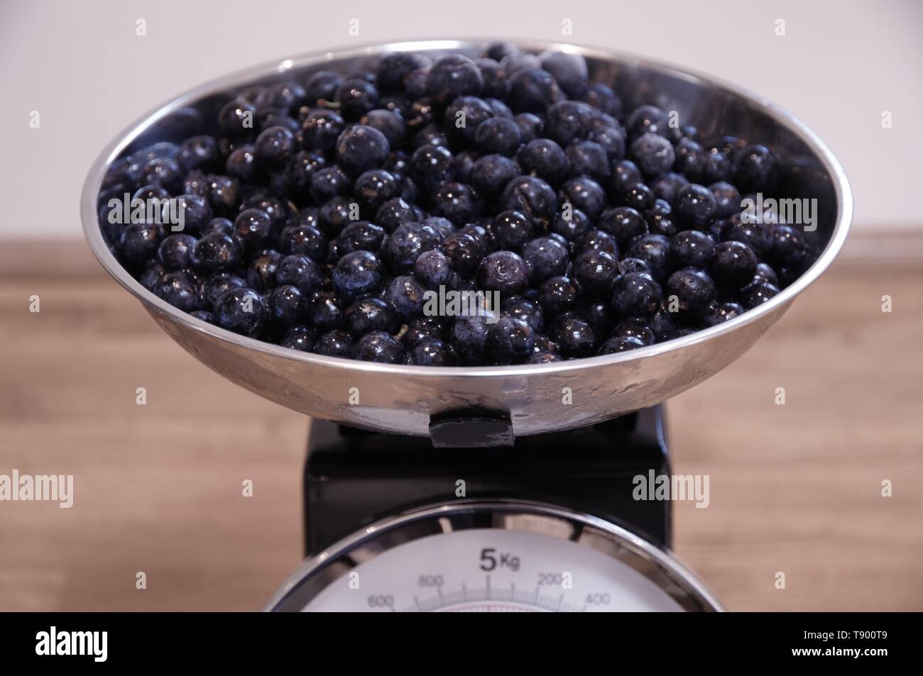 Schlehe und Küche Vertrieb bereit, leckere Sloe Gin zu machen Stockfoto