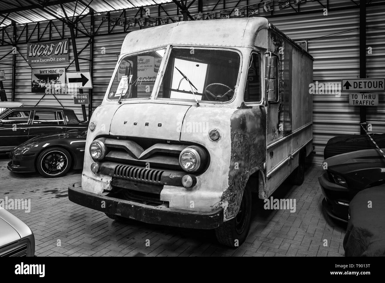 BERLIN, 27. APRIL 2019: Leichte Lkw Ford Schritt Van P-350, 1962. Schwarz und Weiß. Stockfoto