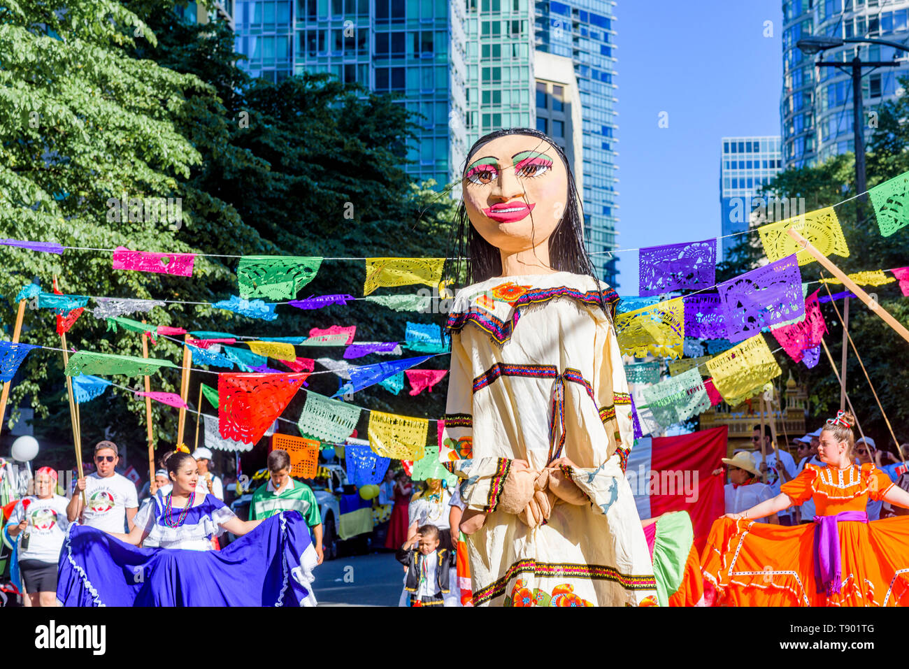 Mexikanisch-Gruppe feiert kanadischen zu Kanada 150, Canada Day Parade, Vancouver, Britisch-Kolumbien, Kanada. Stockfoto