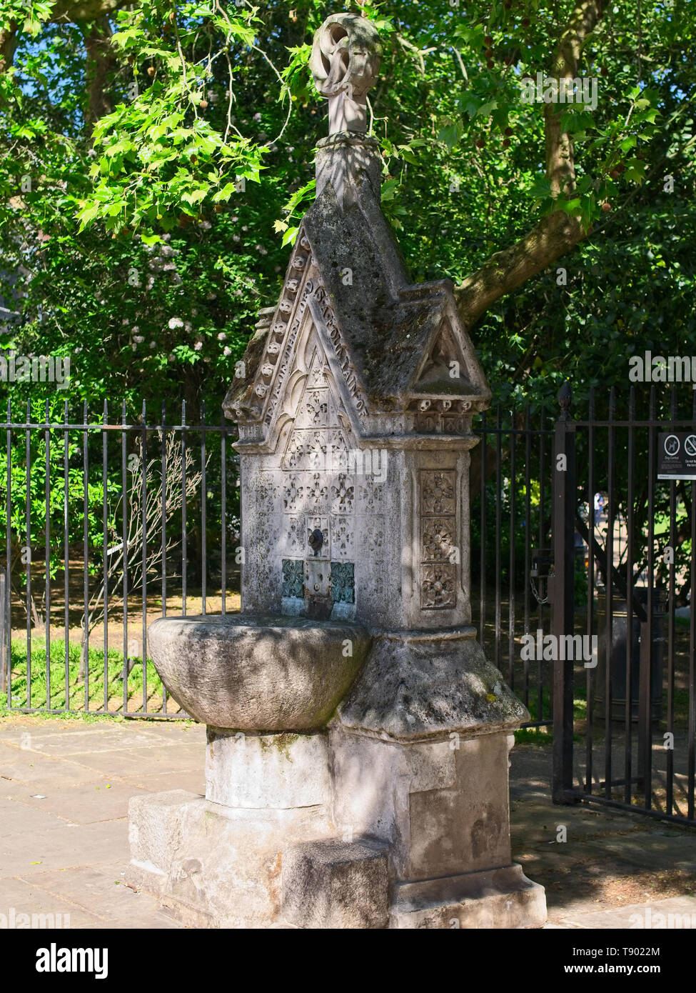 Victorian Gothic Trinkbrunnen in der Lincoln's Inn Fields. Der Stein wurde mit der Sprüche eingraviert: Die Furcht des Herrn ist eine Quelle des Lebens. Stockfoto