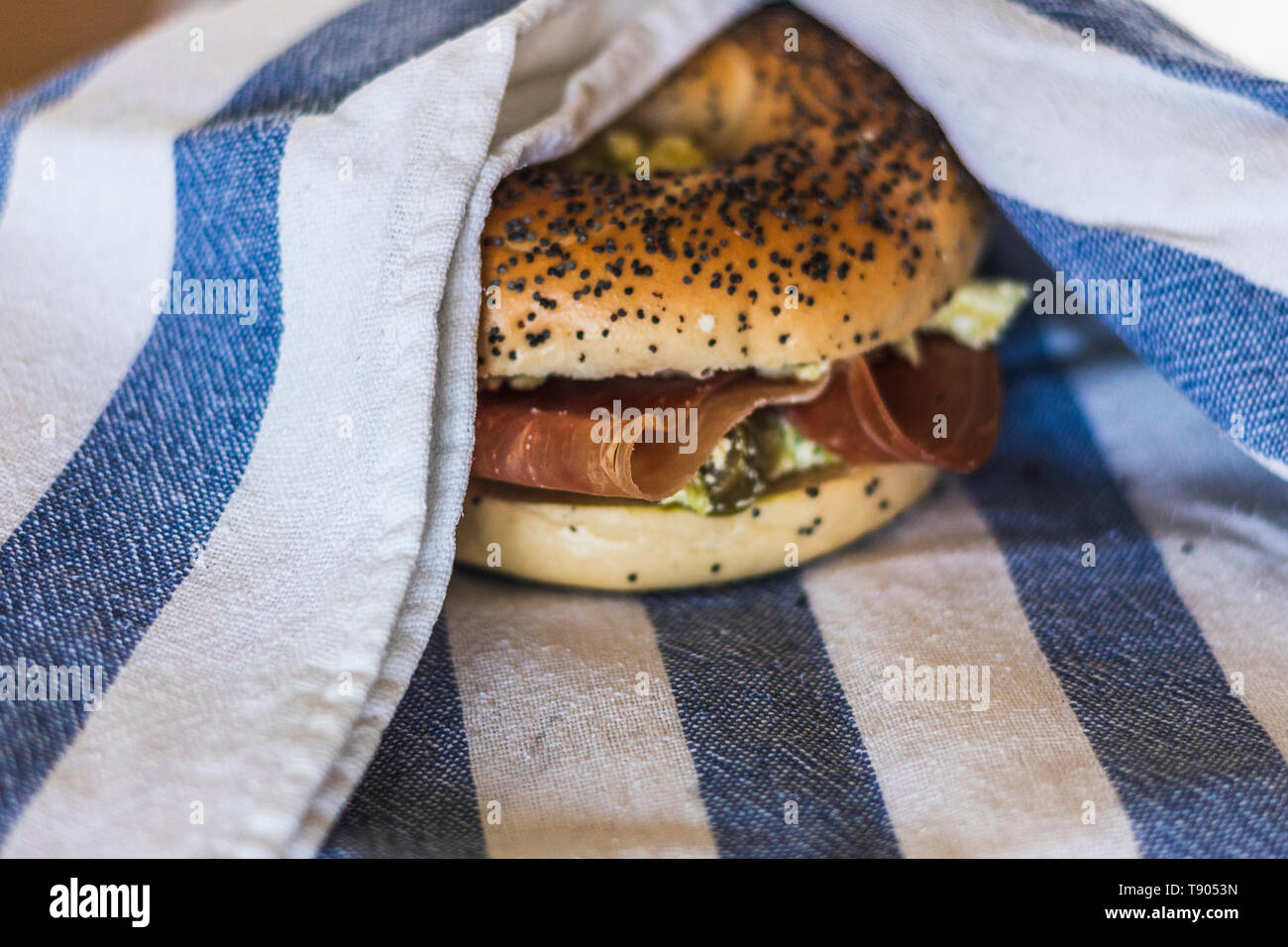 Sandwich eingewickelt in einem Tuch. Stockfoto