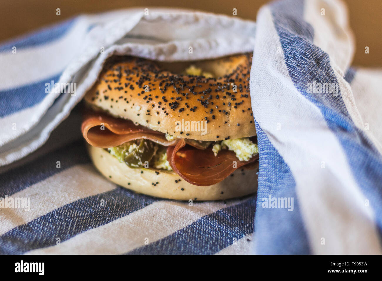 Sandwich eingewickelt in einem Tuch. Stockfoto