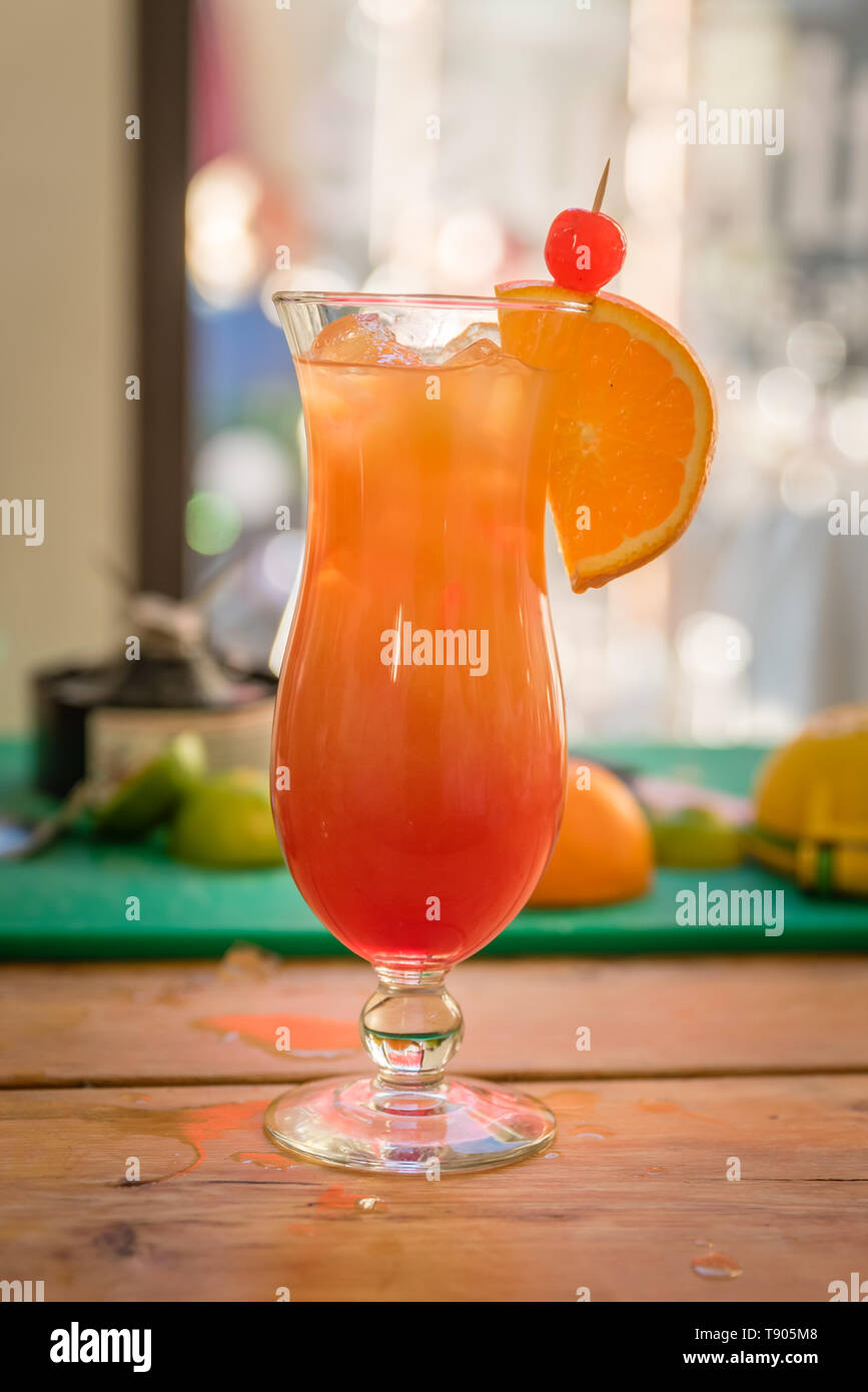 Cocktails, die Herstellung von Stockfoto