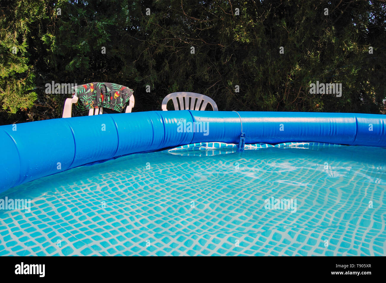 Blauer runder Gummi Pool im Garten Stockfotografie - Alamy