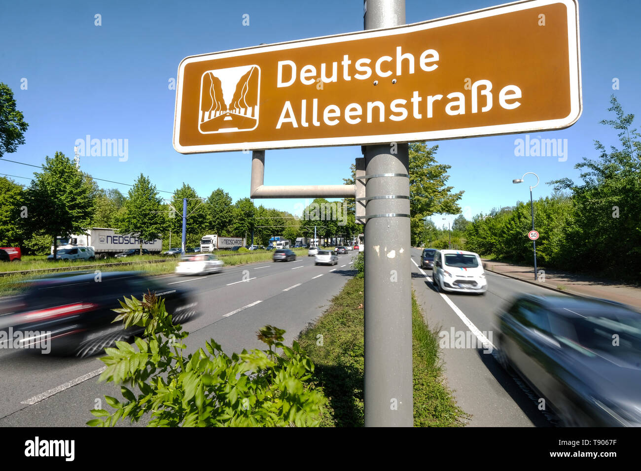 Federal Highway Nr. 1 (Ruhrschnellweg) im Stadtgebiet von Dortmund ist Teil der Deutschen Baum Allee - - Bundesstraße Nr. 1 (Ruhrschnellweg) im Stadtbereich von Dortmund ist Teil der Deutschen Alleenstraße Stockfoto