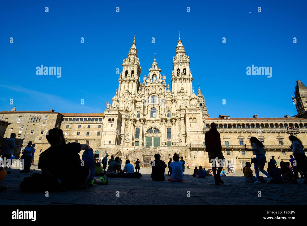 Santiago de Compostela, Spanien - 12. Mai 2019: Touristen und Pilger durch die Straßen, wo prachtvolle Gebäude im historischen Spanischen befinden Stockfoto