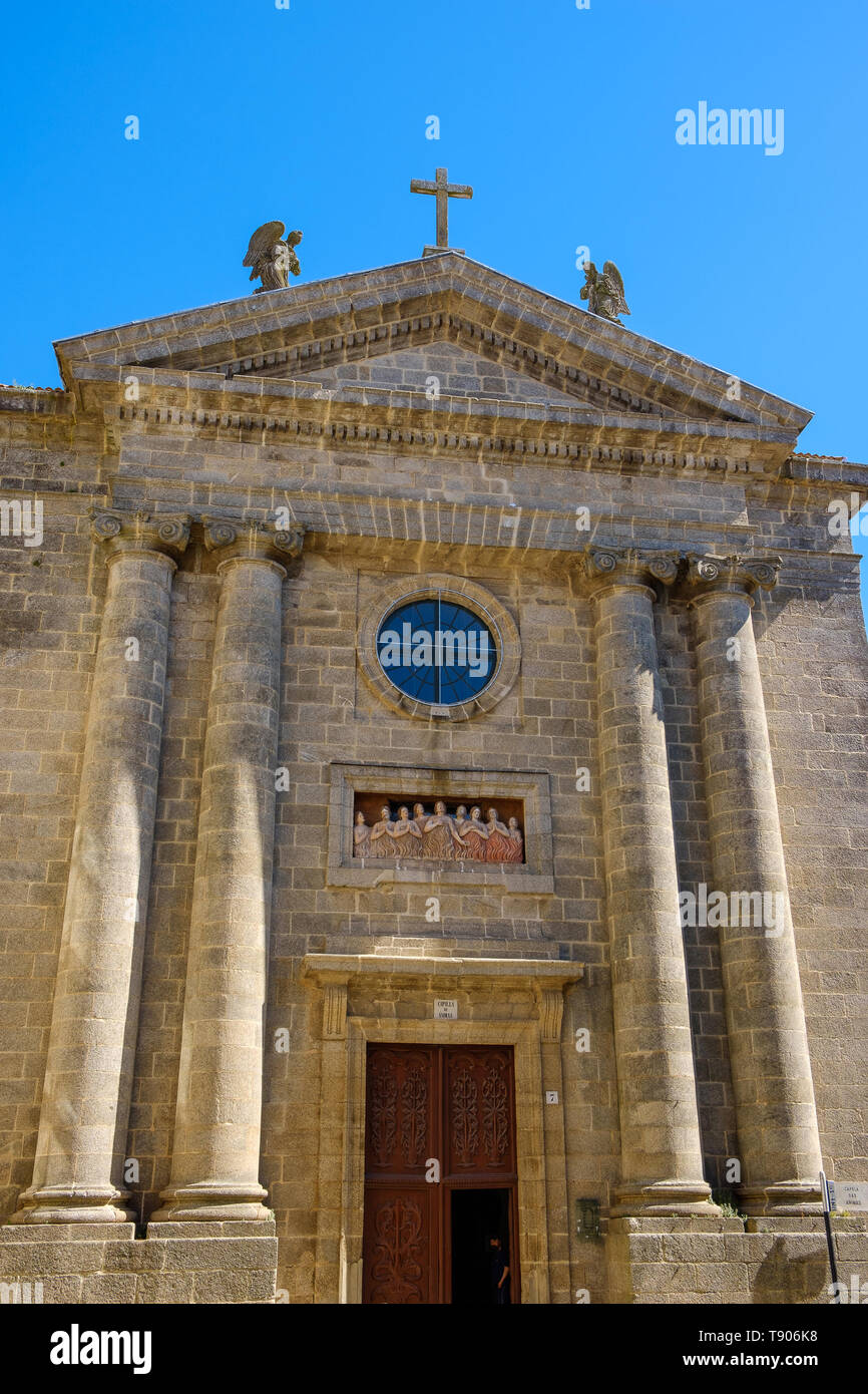 Santiago de Compostela, Spanien - 12. Mai 2019: Touristen und Pilger durch die Straßen, wo prachtvolle Gebäude im historischen Spanischen befinden Stockfoto