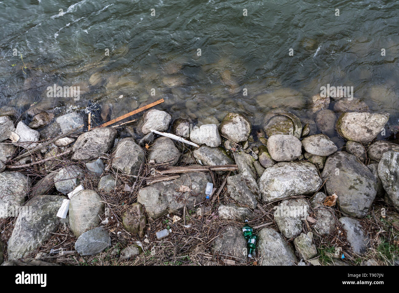 Plastikmüll an einem abgelegenen Flussufer in den Karpaten, Rumänien, Europa Stockfoto