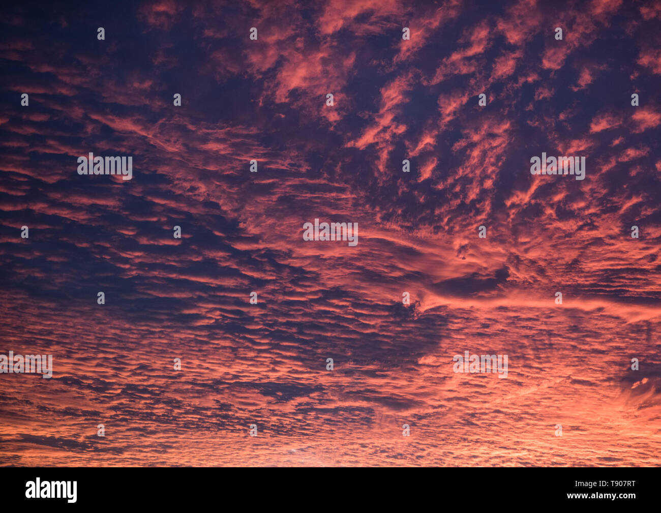 Sonnenuntergang und Cloud scape im Herbst Stockfoto