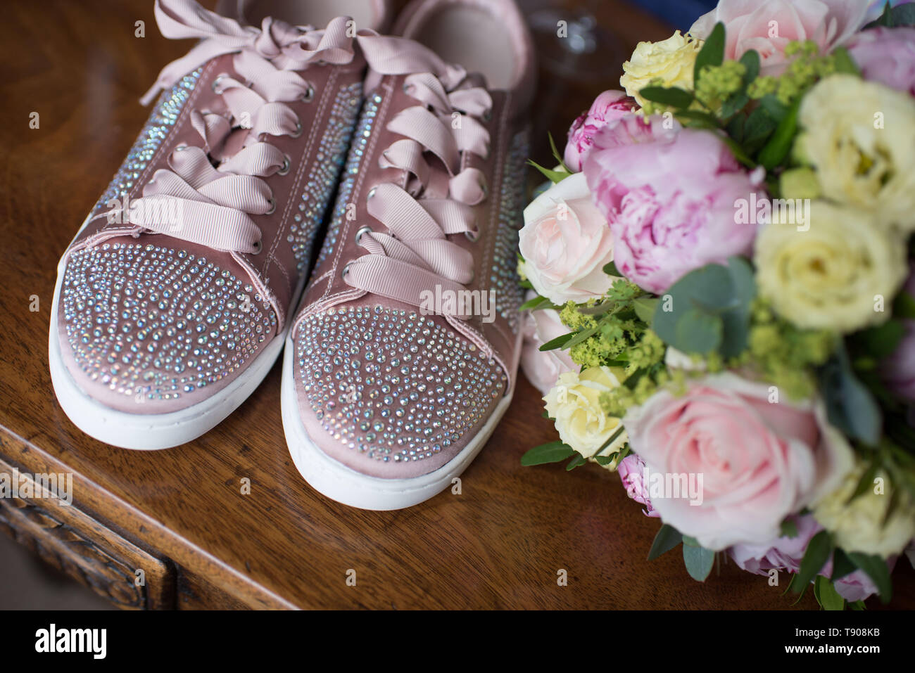 Bräute rosa Trainer am Hochzeitstag Stockfoto