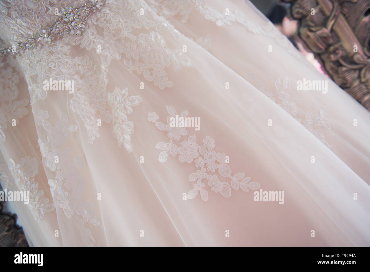 Hochzeitskleid hängt im Spiegel Stockfoto