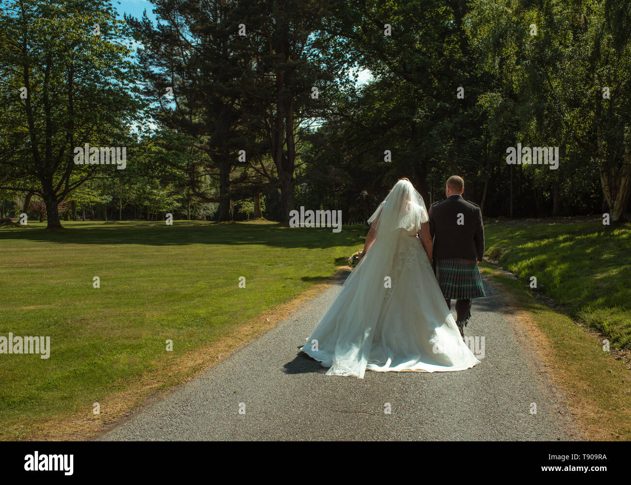 Hochzeitstag Paar zu Fuß entfernt Stockfoto