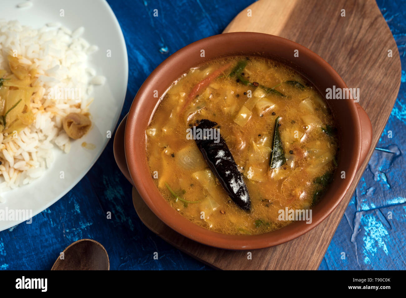 Indisches Gemüsecurry mit Reis Stockfoto
